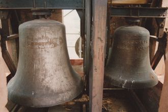 Die Glocken I und III, aufgenommen vom Baugerüst während der Fassadensanierung 1994.